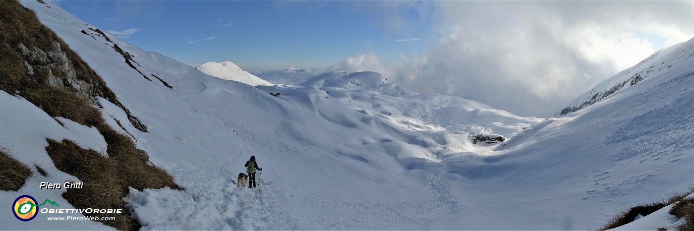 67 Alla Bocchetta di Grem (1976 m) scendiamo a dx sul sent 223 per Bivacco Mistri e Baita Alta.jpg